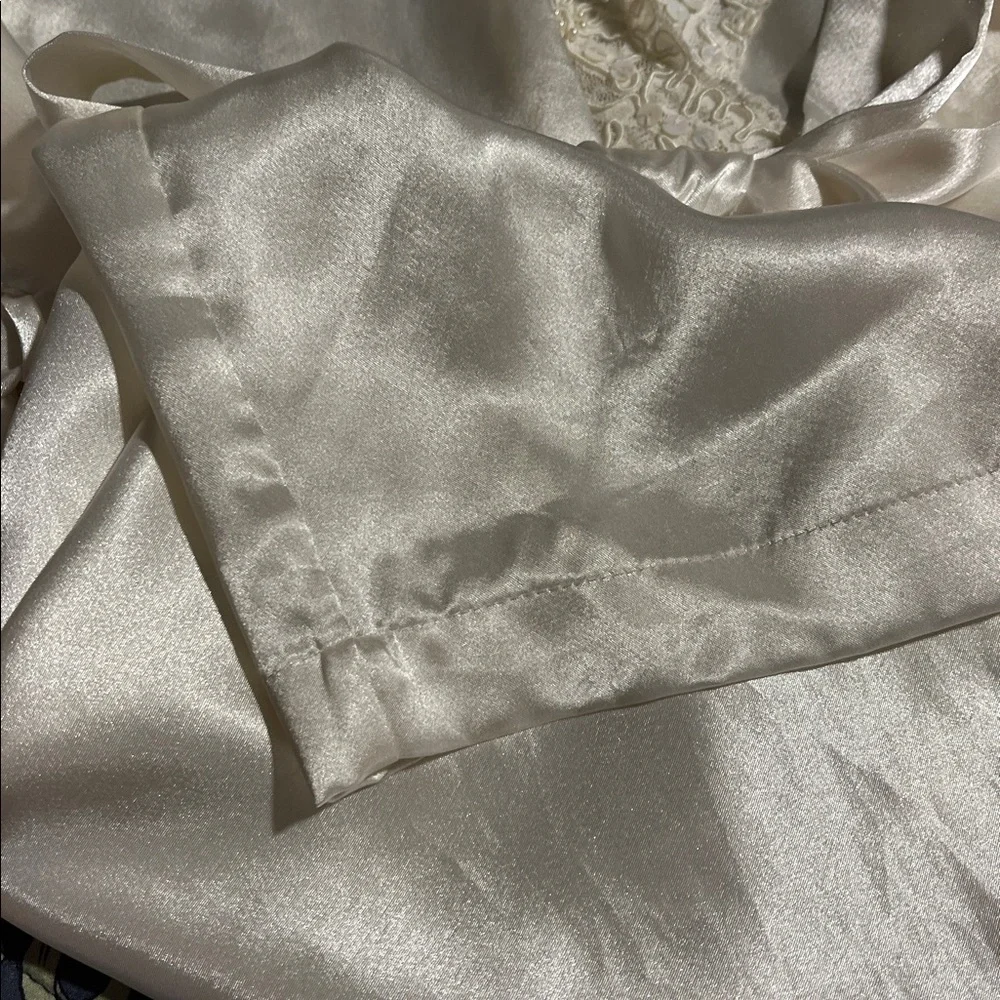 Vintage Victoria's Secret Cream bridal Satin Robe with Lace and sequin detail OS - Picture 5 of 5